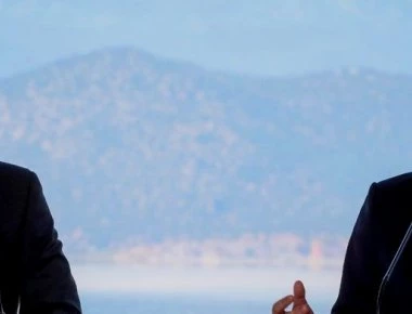 Υπέγραψε ο Κοτζιάς υπό το βλέμμα Τσίπρα - Επίτροπος ΕΕ για Μακεδονία: «Υπεγράφη, σφραγίστηκε, παραδόθηκε!»